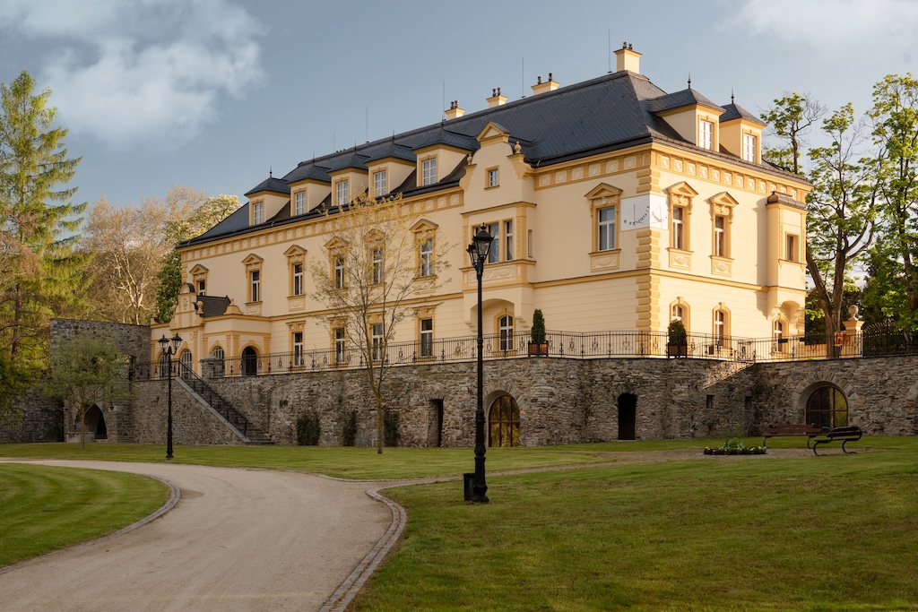 Zámek v obci Sobotín